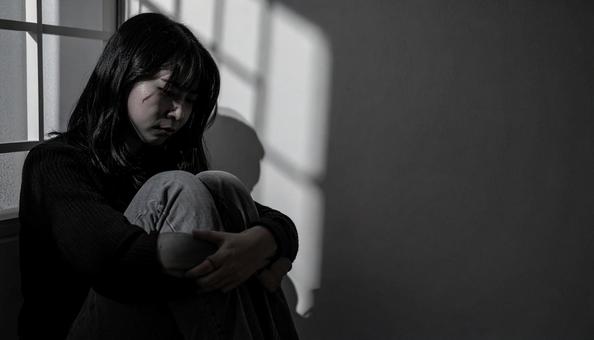 悲しむ女性 悲しむ女性の写真