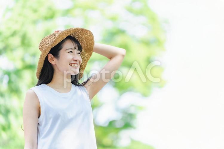 夏の旅行・レジャーに来た女性（笑顔） 旅行,レジャー,夏の写真素材