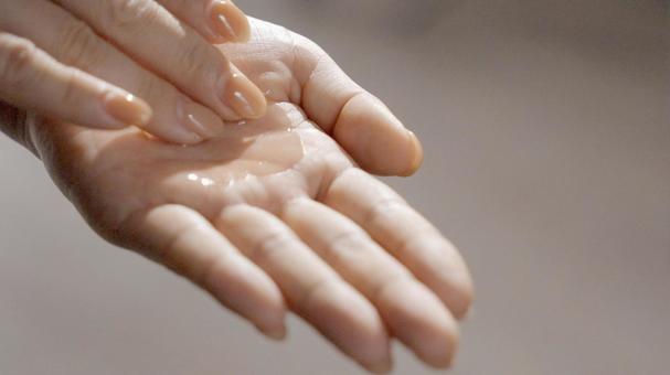 手に馴染ませるハンドクリームや美容液 手に馴染ませるハンドクリームや美容液の写真