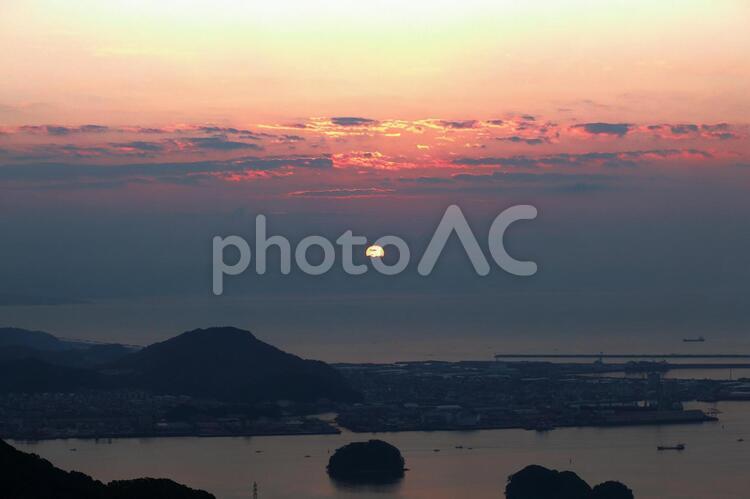 山頂から日の出を眺める（高知市鷲尾山より） 鷲尾山,山,山頂の写真素材