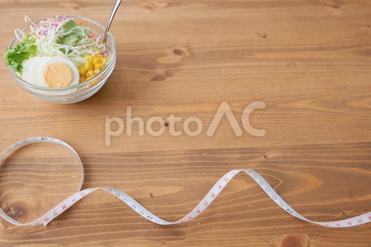 ダイエットのイメージ サラダ,ダイエット,メジャーの写真素材