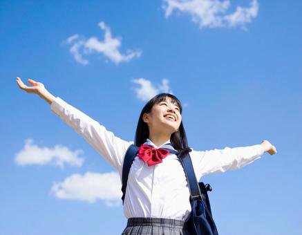 青空の下伸び伸びとする女の子 青空の下伸び伸びとする女の子の写真