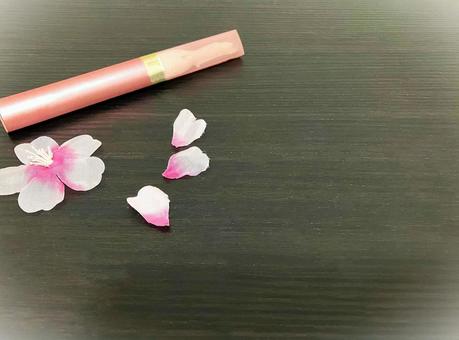 花と一緒に並んだ電動シェーバー 花と一緒に並んだ電動シェーバー 女性用シェーバー,電動シェーバー,ムダ毛ケアの写真素材