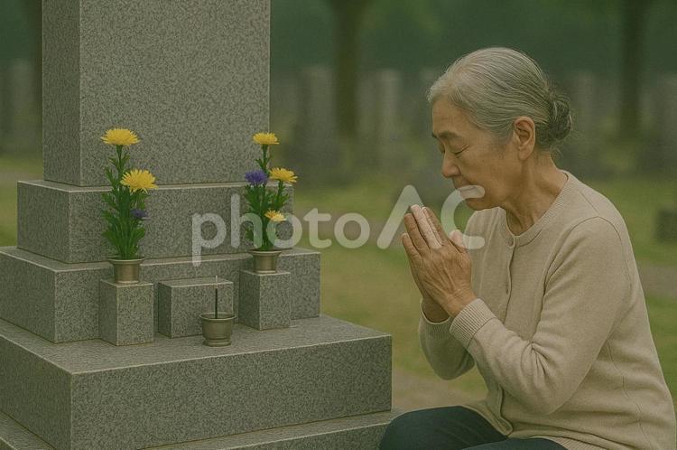 墓前で手を合わせる高齢の女性 祈り,手を合わせる,墓参りの写真素材