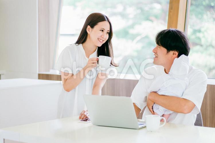 テレワークする男性と女性 テレワーク,赤ちゃん,夫婦の写真素材