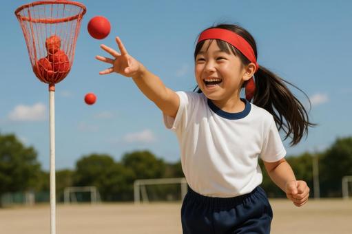 玉入れを楽しむ笑顔の女子児童 玉入れを楽しむ笑顔の女子児童の写真