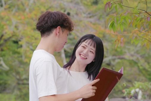 新築住宅の土地探しをする若い夫婦 新築住宅の土地探しをする若い夫婦 土地探し,土地選び,見学の写真素材