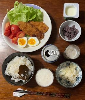 白身魚のフライとトマトと半熟卵などの夕食 白身魚のフライとトマトと半熟卵などの夕食の写真