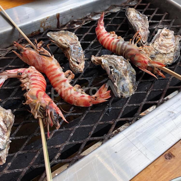 牡蠣小屋で網焼き（海老・牡蠣） お出かけ,バーベキュー,レジャーの写真素材