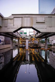夕暮れ時の日本橋川 夕暮れ時の日本橋川 日本橋,日本橋川,首都高の写真素材