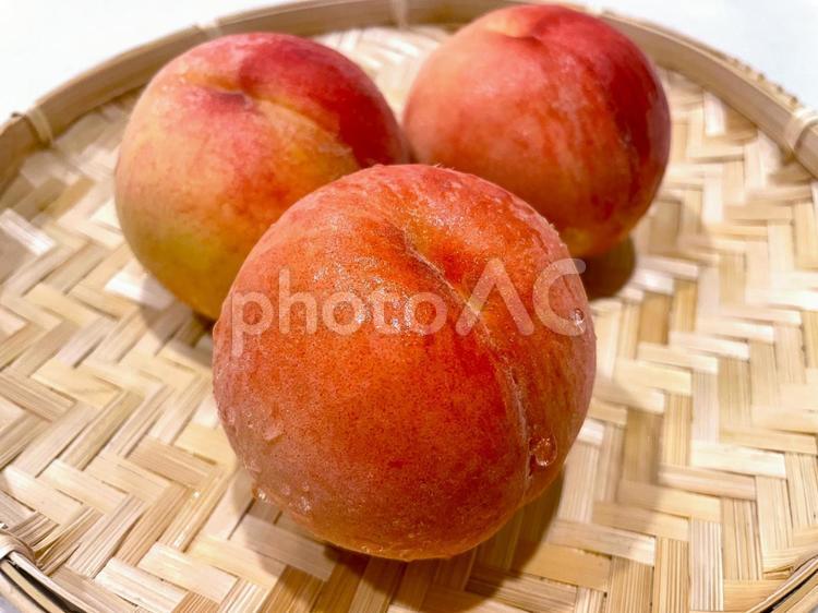 旬の桃（丸ごと）３個１８ 桃,旬,フルーツの写真素材