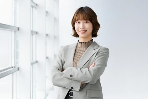 腕を組んで微笑む女性・ビジネスウーマン 女性,笑顔,微笑むの写真素材