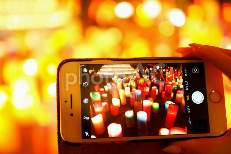 写真を撮る手 電話,映写幕,科学技術の写真素材
