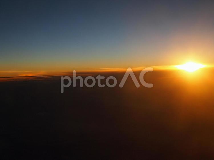 飛行機からの夕日 夕日,飛行機,空の写真素材