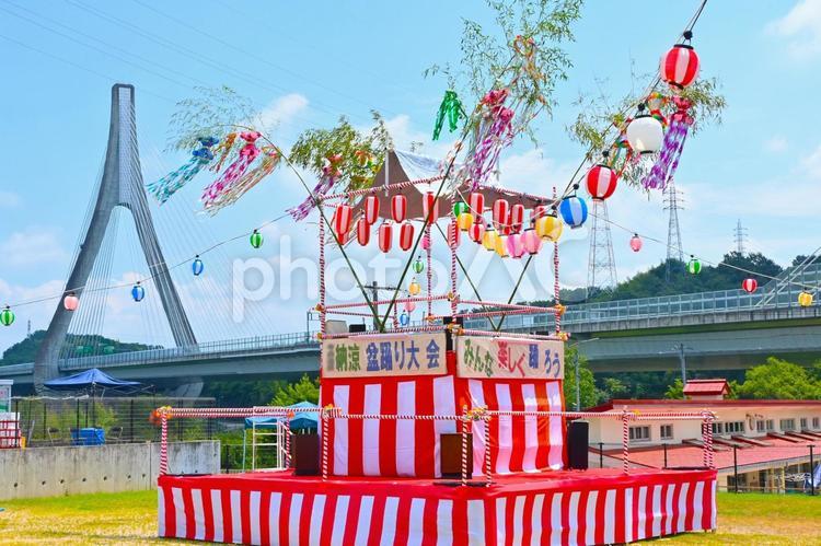 盆踊りのやぐらと豊田アローズブリッジ 盆踊り,櫓,やぐらの写真素材