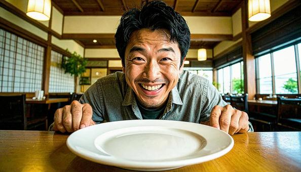 食後、空になったお皿を前に笑顔の男性 食後、空になったお皿を前に笑顔の男性の写真