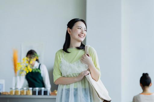 ショッピングをする若い女性 ショッピングをする若い女性 買い物,ショッピング,カフェの写真素材