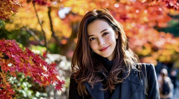 紅葉を背景に微笑む上品な若い女性 紅葉を背景に微笑む上品な若い女性の写真