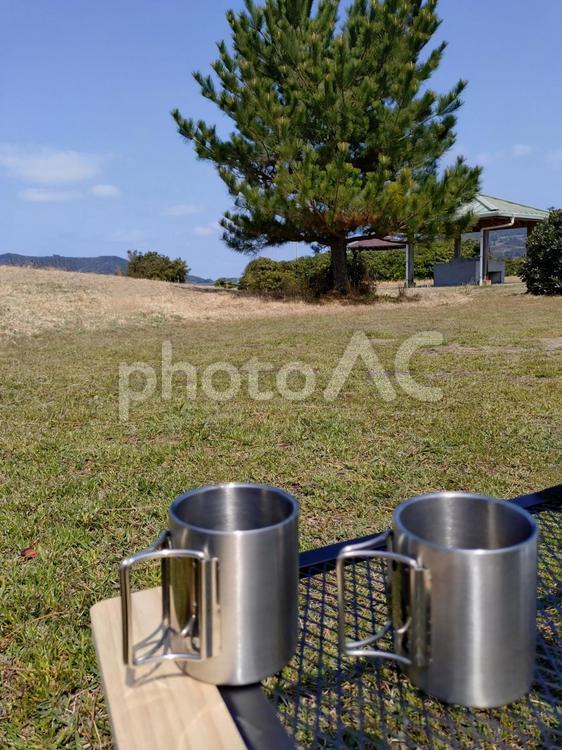 アウトドア　キャンブ場とマグカップ アウトドア,キャンブ,レジャーの写真素材