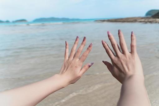 ネイルと海で楽しむ夏④ ネイルと海で楽しむ夏④ ネイル,手,海の写真素材