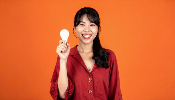 アイデアが浮かんだ笑顔の若い日本人女性 アイデアが浮かんだ笑顔の若い日本人女性の写真