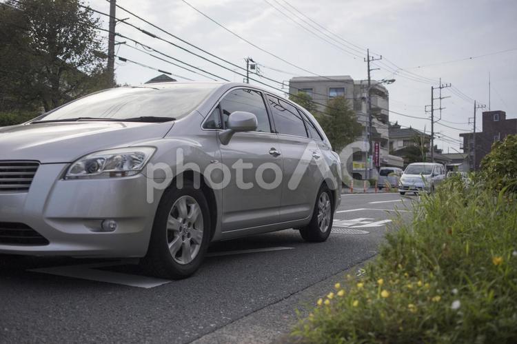 自家用車と花と街並 車,自家用車,花の写真素材