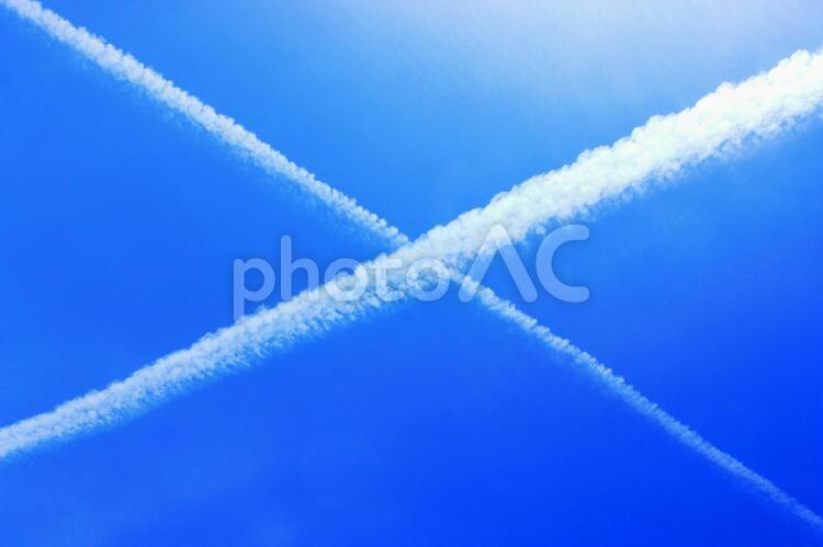 ばってん文字を描く飛行機雲 飛行機雲,雲,青空の写真素材