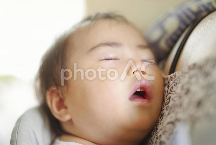 ママの背中で熟睡する赤ちゃんの寝顔 赤ちゃん,乳児,ベビーの写真素材