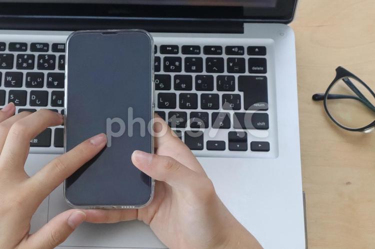 スマホを指さす男性の手 スマホ,男性,パソコンの写真素材