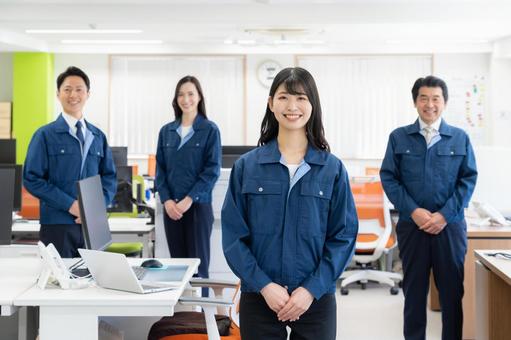 オフィスで働く作業服のエンジニア オフィスで働く作業服のエンジニア エンジニア,会議,不動産の写真素材