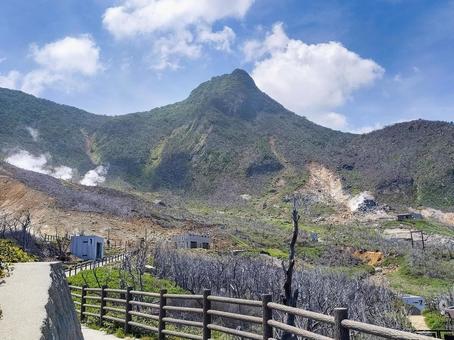 箱根大涌谷の遊歩道から眺める冠ヶ岳 箱根大涌谷の遊歩道から眺める冠ヶ岳 箱根ロープウェイ,冠ヶ岳,大涌谷の写真素材