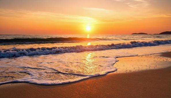 太陽が沈む夕暮れの海辺、サンセットビーチ 太陽が沈む夕暮れの海辺、サンセットビーチの写真