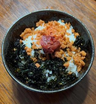 ご飯に鮭フレークとジャバン海苔とかつお梅 ご飯に鮭フレークとジャバン海苔とかつお梅の写真
