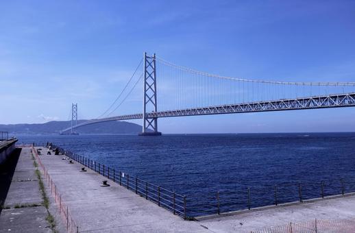 明石海峡大橋と釣りをする人たち 明石海峡大橋と釣りをする人たちの写真
