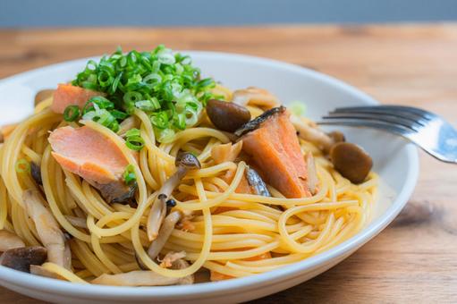 鮭ときのこのパスタ 鮭ときのこのパスタ 鮭,パスタ,麺料理の写真素材