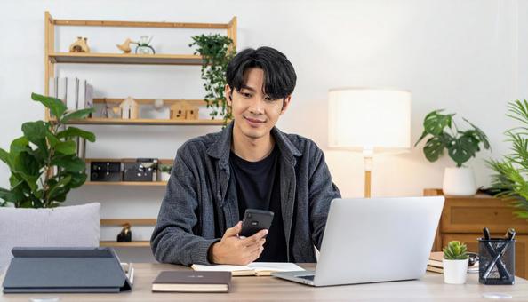 自宅のリビングで英会話の勉強をする男性 自宅のリビングで英会話の勉強をする男性の写真
