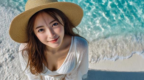 海辺で見上げる笑顔女性の写真