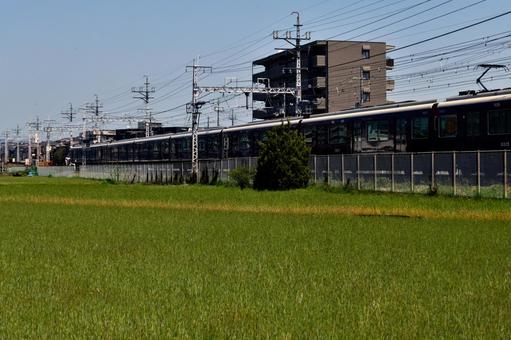 田園風景を疾走する阪急電車 田園風景を疾走する阪急電車の写真