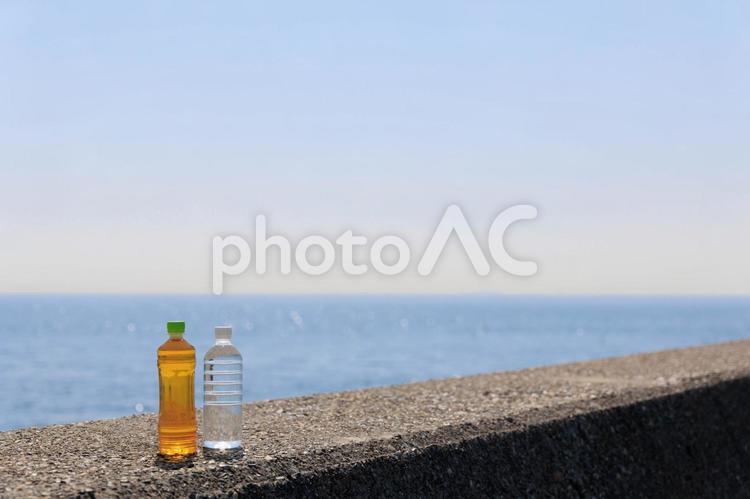 熱中症対策の水分補給 ペットボトル,お茶,茶の写真素材