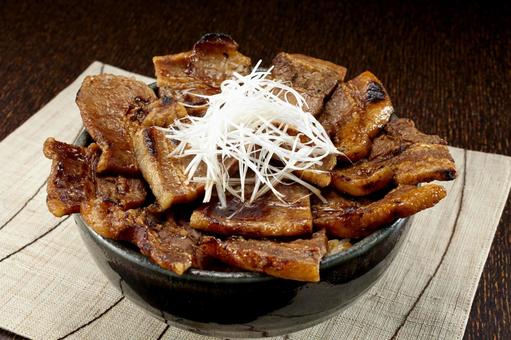 ボリューム満点の豚丼 白髪ネギのせ ボリューム満点の豚丼 白髪ネギのせの写真