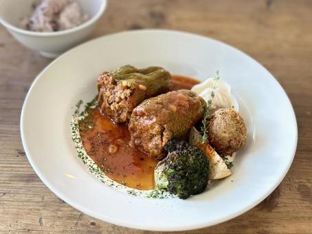 トルコ料理「ピーマンのドルマ」 トルコ料理,詰め物,煮込みの写真素材