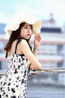 海辺で景色を眺める女性 海辺で景色を眺める女性 女性,海辺,帽子の写真素材