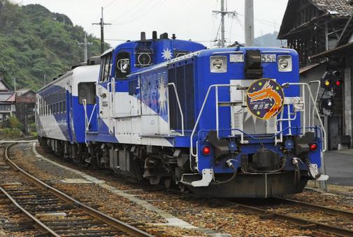 DE15 12系 奥出雲おろち号 DE15 12系 奥出雲おろち号 鉄道,電車,線路の写真素材