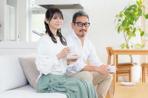 リビングでくつろぐミドルの夫婦 リビングでくつろぐミドルの夫婦 夫婦,家族,ミドルの写真素材