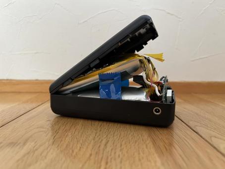 膨張したモバイルバッテリー 膨張したモバイルバッテリーの写真