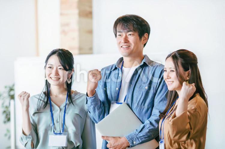 ガッツポーズする男女の会社員 会社員,正社員,スタッフの写真素材