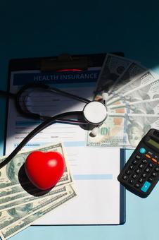 保健申込書　お金とハート　翳り 契約,申請,医療保険の写真素材