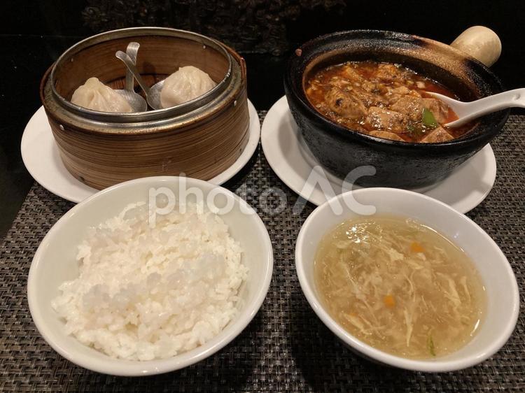人気店の四川麻婆と小籠包の定食全体 ごはん,卵スープ,小籠包の写真素材