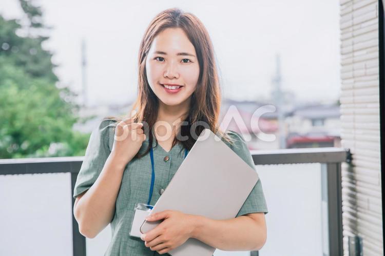 パソコンを持って仕事を頑張る女性 pc,パソコン女性,オフィス女性の写真素材