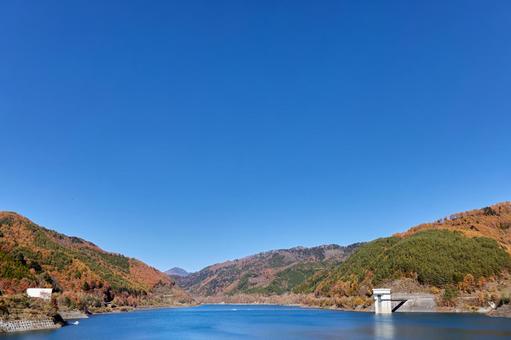 秋、紅葉した奥木曽湖・味噌川ダム 秋、紅葉した奥木曽湖・味噌川ダム 秋,奥木曽湖,味噌川ダムの写真素材